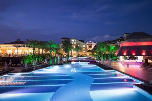 Фото вечерняя территория Alva Donna Beach Resort 5*: рейтинг лучших отелей курорта Сиде, Турция от турагентства SeredinaLeta
