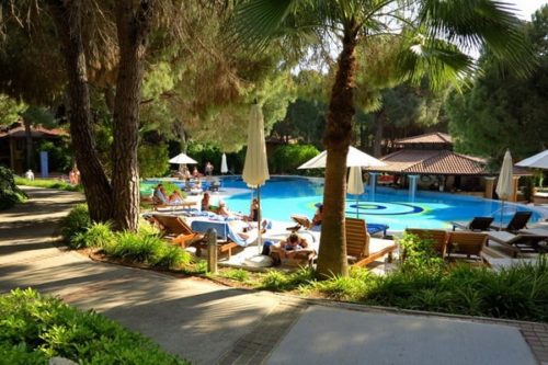 Фото уютная территория Magic Life Waterworld Imperial 5*: рейтинг лучших отелей курорта Белек, Турция от турагентства SeredinaLeta
